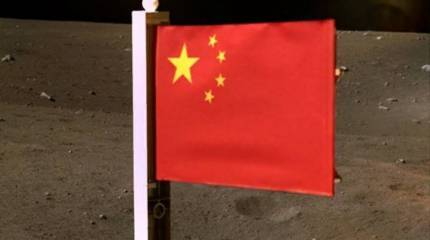 Аппарат «Чанъэ-5» прислал первое изображение китайского флага на фоне лунного ландшафта