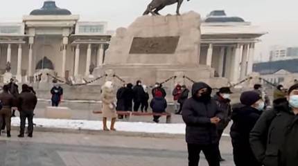 В Монголии участники протеста штурмуют здание правительства