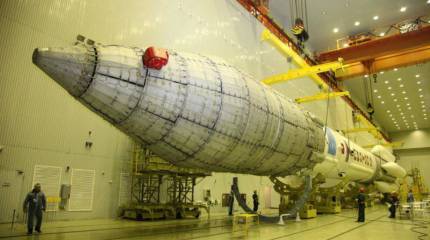 На космодроме Байконур проводится общая сборка ракеты космического назначения «Протон-М»