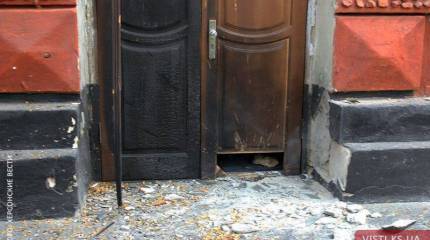 Маломощное взрывное устройство привели в действие у двери "представительства президента Украины в АР Крым", располагающемся в Херсоне