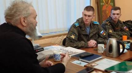 Военкор: Полковые священники не могут заменить замполитов