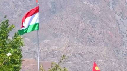 Киргизский депутат: Таджикские военные подвозят к границе оружие и роют окопы