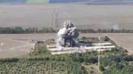 Опубликовано видео прилета ФАБ-3000 по стоянке техники ВСУ на Курском направлении