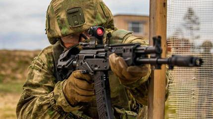 Партия автоматов АК-12 поступила на вооружение мотострелковой бригады ЗВО