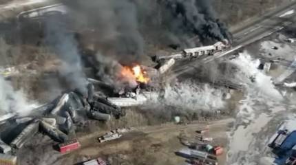 В США произошло второе за месяц крупное крушение поезда с опасными химическими веществами