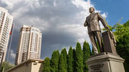 В Киеве начали укреплять азербайджанские памятники