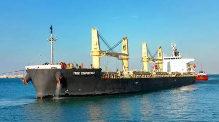 Вашингтон отрицает американскую принадлежность сухогруза, атакованного в среду йеменскими хуситами в Аденском заливе