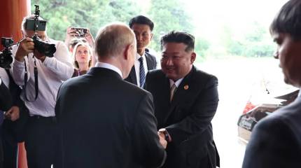 «Крепко обнимаю Вас, дорогой товарищ»: Ким Чен Ын поздравил Путина с 74-летием