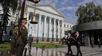 Отправился возлагать цветы не героям Великой Отечественной, а участникам «АТО»: о визите британского министра в Киев