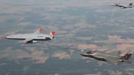 Американский палубный беспилотник MQ-25 Stingray произвёл дозаправку истребителя F-35C