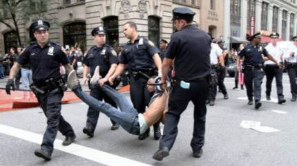 В американском Фергюсоне проходят массовые выступления жителей, протестующих против полицейского беспредела