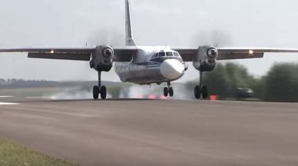 Минобороны опубликовало кадры посадки Су-34 и Ан-26 на автотрассу