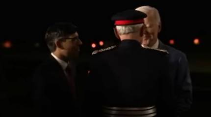 Байден в аэропорту Белфаста оттолкнул Сунака, а в Ольстерском университете поговорил, повернувшись спиной к аудитории