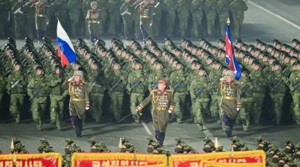 Российский триколор был поднят на военном параде КНА в Пхеньяне