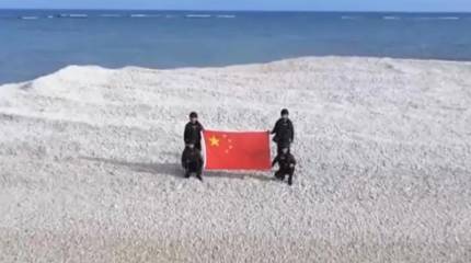 «Привет Филиппинам и США»: китайские военные высадились с флагом на спорном необитаемом острове близ филиппинской военной базы