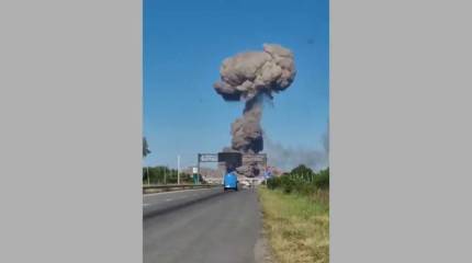 Мощный взрыв прогремел на объекте в Житомире - на кадрах столб дыма высотой с 20-этажное здание