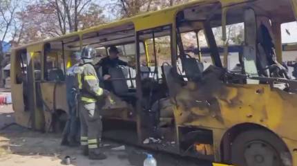 При артобстреле Донецка украинскими войсками снаряд попал в автобус с пассажирами