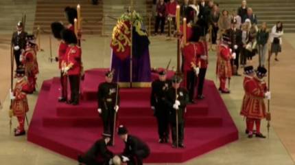 Королевский стражник потерял сознание в ходе церемонии прощания с Елизаветой II в Вестминстер-холле