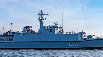 Один из трёх минных тральщиков ВМС Эстонии неожиданно столкнулся со льдиной