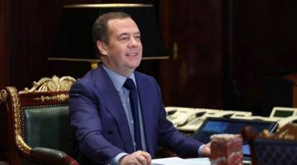 «Аригато»: Медведев с иронией прокомментировал заявление японского премьера об установлении потолка цен на российскую нефть