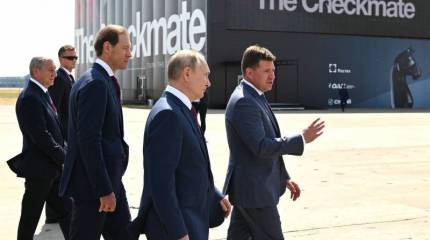 Новый лёгкий однодвигательный истребитель показали российскому президенту Владимиру Путину