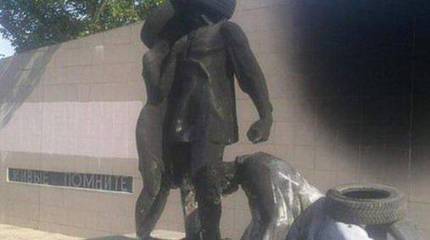 Надругательство над памятником жертвам фашизма в Запорожской области