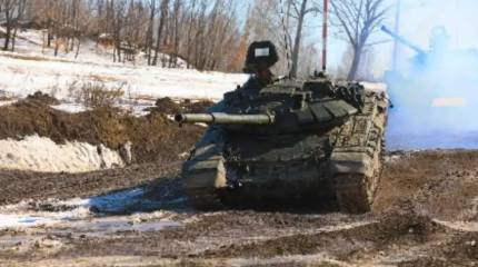 В сети появилось видео одновременной атаки группы российских танков на позиции ВСУ