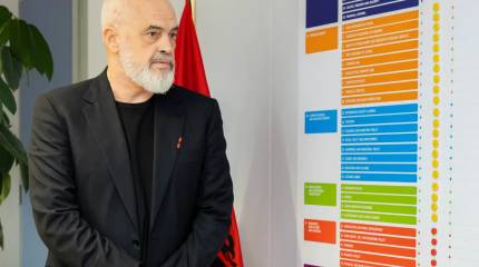 «Вы должны извиниться»: премьер Албании троллит Трампа перед Макроном и Алиевым