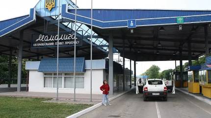 ГПСУ задержала мужчин, пытавшихся сбежать с Украины в тайнике в грузовике с дровами