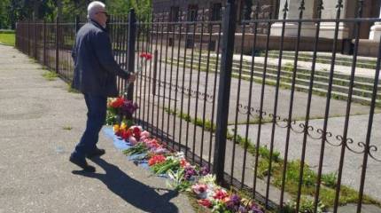 Несмотря на запрет властей, одесситы несут цветы к Дому профсоюзов