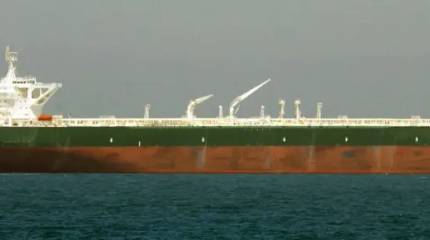 В результате удара йеменскими повстанцами на британском танкере вспыхнул пожар