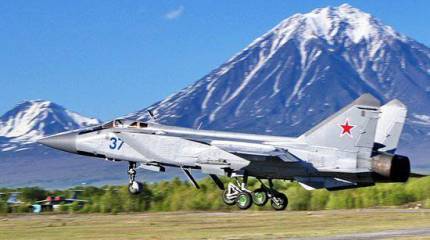 В небе Камчатки тренируются лётчики истребителей-перехватчиков МиГ-31