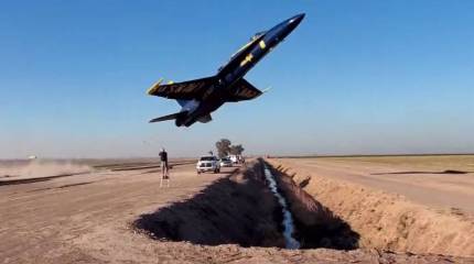 Истребитель в США накрыл споттеров песчаным облаком при взлёте
