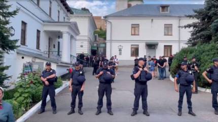 В Киеве чиновники Минкультуры при поддержке полицейских захватывают корпуса Киево-Печерской лавры