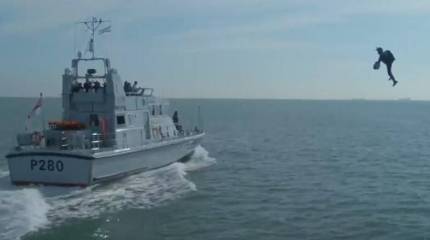 Показано, как британские морпехи пошли на абордаж с реактивными ранцами