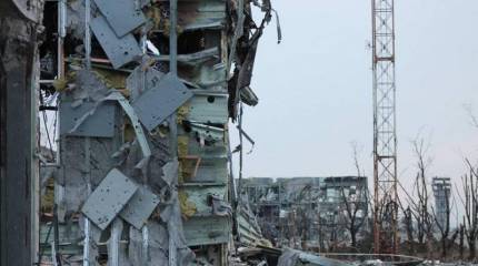 Украинские силовики вывозят тела погибших из аэропорта Донецка и стягивают к городу новые силы