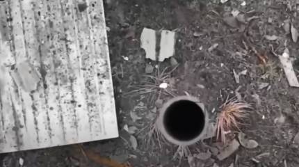 Оператору дрона хватило нескольких секунд, чтобы точно подвести БПЛА к трубе блиндажа противника и сбросить в неё гранату