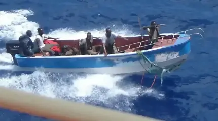Сомалийские пираты захватили турецкое судно с грузом оружия на борту