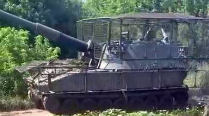 Для защиты от дронов украинские военные буквально «посадили в металлическую клетку» американскую САУ M109L