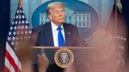 «Так проще»: Трамп приступил к рассылке писем в страны мира с указанием новых торговых тарифов