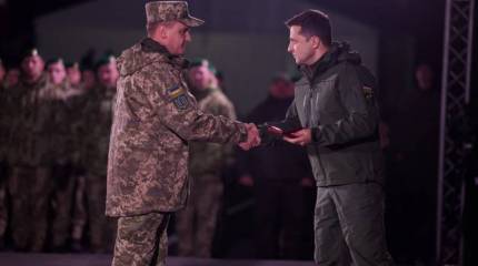 Зеленский: Защищать отечество можно и без бронежилетов, но со стальным духом