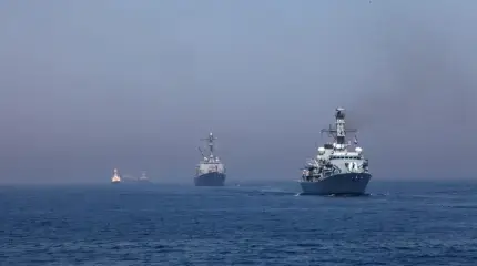 А кто это там, за спиной амбала с дубиной?