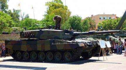 Министр обороны Испании назвала сроки поставок танков Leopard Украине