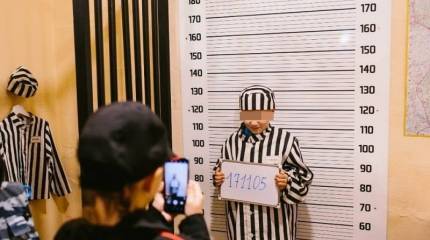 Дети в тюремных робах