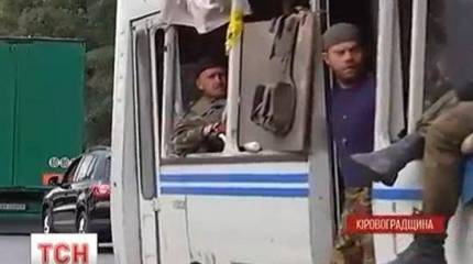 400 укровояк послали командующего сухопутными войсками ВСУ и с оружием бежали из зоны "АТО"