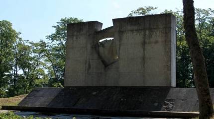 Эстонская полиция назвала осквернённый советский памятник "малоценным"