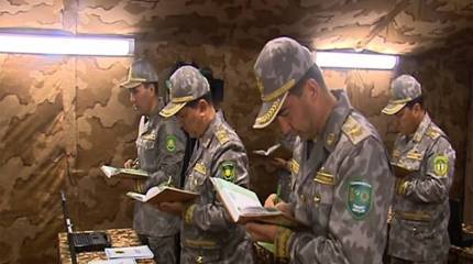 Учения по-туркменски: генералы стоя записывают вводные от верховного главкома