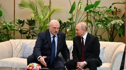 Лукашенко предложил Макрону встретиться с Путиным и поговорить по-мужски