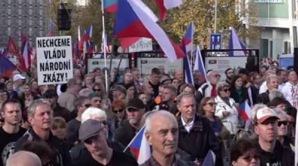 Жители Праги вышли на новую многотысячную акцию протеста