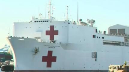 В США поезд пытался протаранить плавучий военный госпиталь